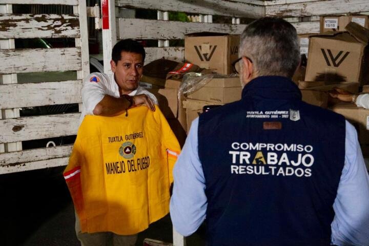 Angel Torres fortalece a brigadistas de Protección Civil con entrega de equipo de protección Angel Torres fortalece a brigadistas de Protección Civil con entrega de equipo de protección