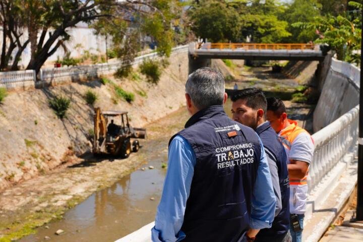 Da seguimiento Angel Torres a los trabajos de limpieza y desazolve del río Sabinal