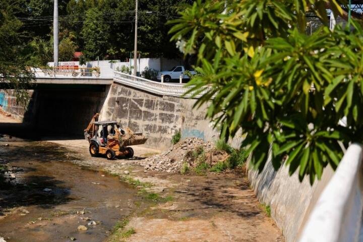 Da seguimiento Angel Torres a los trabajos de limpieza y desazolve del río Sabinal