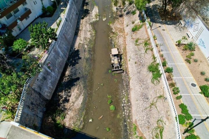 Da seguimiento Angel Torres a los trabajos de limpieza y desazolve del río Sabinal
