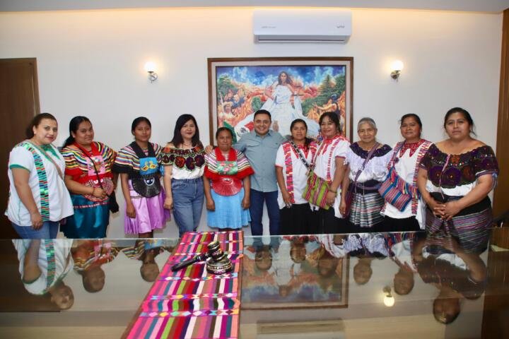 Juan Carlos Moreno Guillén recibe a productoras chiapanecas en la sede judicial