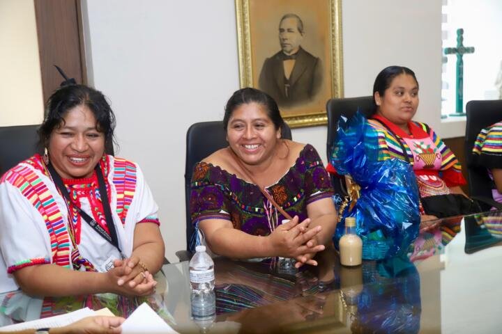 Juan Carlos Moreno Guillén recibe a productoras chiapanecas en la sede judicial