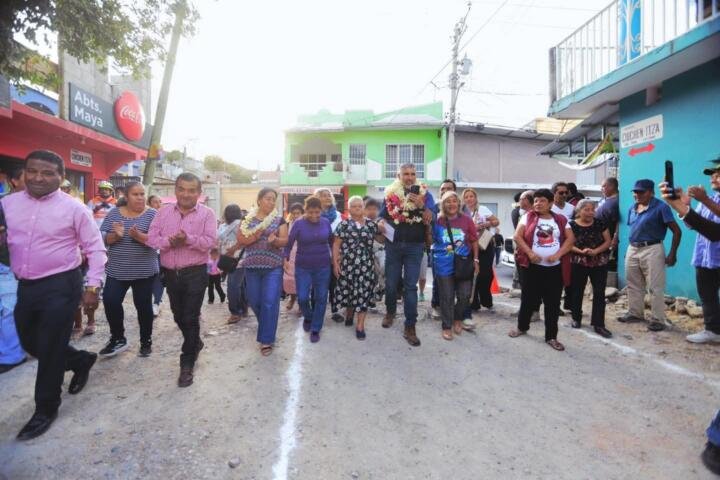 Inicia Angel Torres otra calle más en Tuxtla; ahora en la colonia Ideal