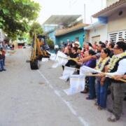 Inicia Angel Torres otra calle más en Tuxtla; ahora en la colonia Ideal