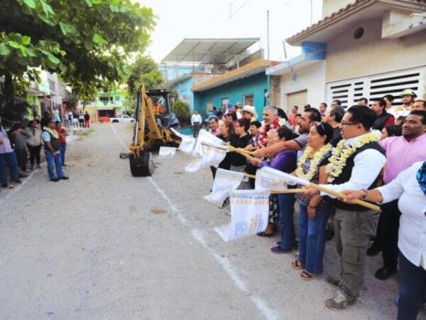 Inicia Angel Torres otra calle más en Tuxtla; ahora en la colonia Ideal