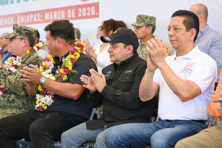 Juan Carlos Moreno Guillén celebra acciones de seguridad y bienestar en el  municipio de Arriaga