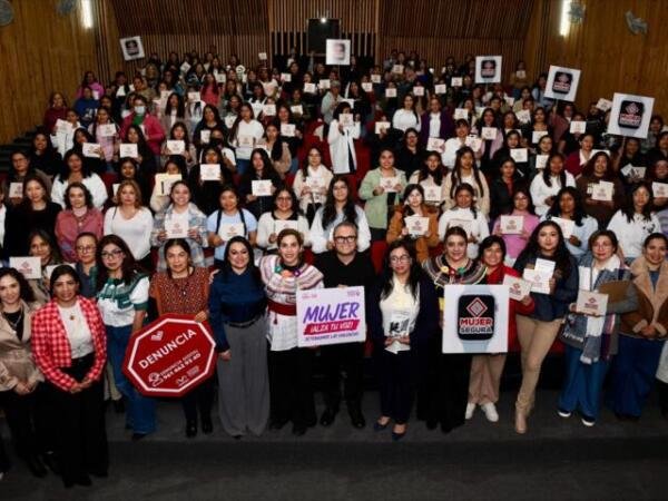Entregan más de 350 relojes inteligentes del Programa Mujer Segura a integrantes de la comunidad UNACH