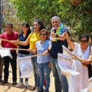 Da banderazo Angel Torres a la pavimentación de una calle más en la Paulino Aguilar