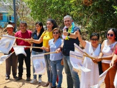 Da banderazo Angel Torres a la pavimentación de una calle más en la Paulino Aguilar
