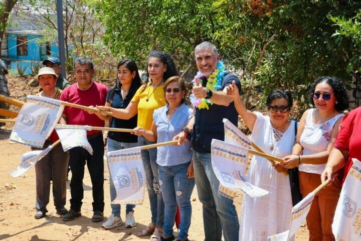 Da banderazo Angel Torres a la pavimentación de una calle más en la Paulino Aguilar