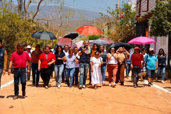Da banderazo Angel Torres a la pavimentación de una calle más en la Paulino Aguilar