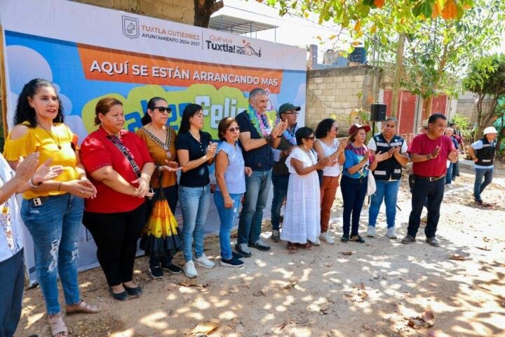 Da banderazo Angel Torres a la pavimentación de una calle más en la Paulino Aguilar