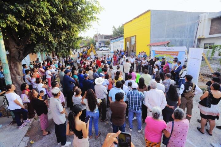 Angel Torres puso en marcha la pavimentación de una calle más en San José Terán