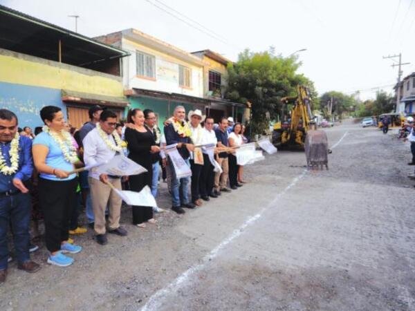 Angel Torres puso en marcha la pavimentación de una calle más en San José Terán