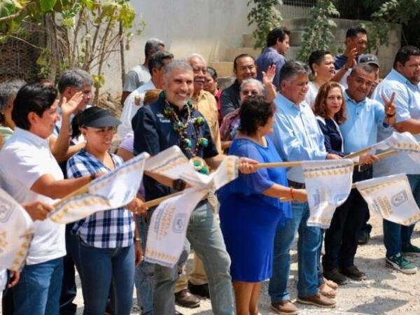 Angel Torres encabeza inicio de pavimentación en Nuevo Edén; 30 años de olvido se quedaron atrás