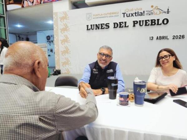 Angel Torres concluyó de madrugada atención a tuxtlecas y tuxtlecos en Lunes del Pueblo