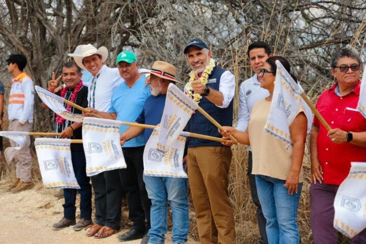 Angel Torres da banderazo a más de 1,400 metros lineales de calles con revestimiento en Plan de Ayala y Emiliano Zapata