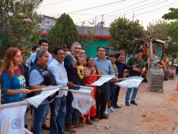 Angel Torres da banderazo de inicio a 300 metros lineales de pavimentación en Nueva Concepción