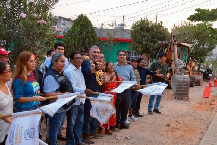 Angel Torres da banderazo de inicio a 300 metros lineales de pavimentación en Nueva Concepción