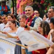 Angel Torres inicia una calle más en beneficio de las familias de la Albania Baja