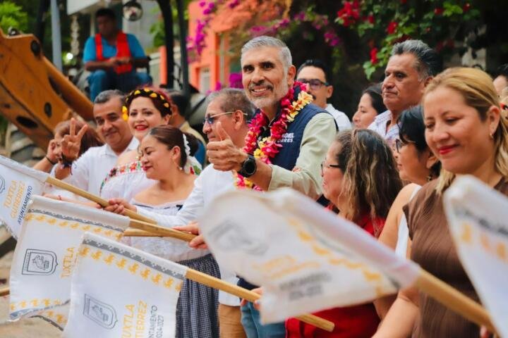Angel Torres inicia una calle más en beneficio de las familias de la Albania Baja