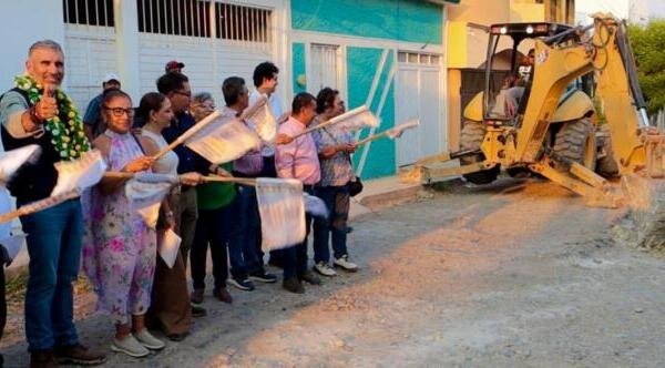 En San Isidro Buena Vista, Angel Torres dio banderazo de inicio a los trabajos de una calle más