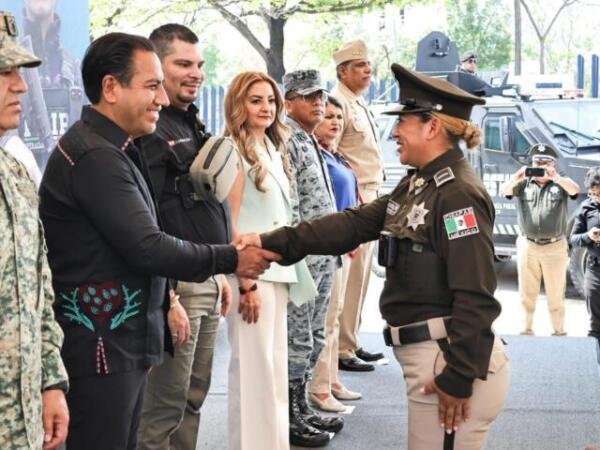 Eduardo Ramírez entrega cámaras corporales y chalecos con placas balísticas a elementos de la SSP