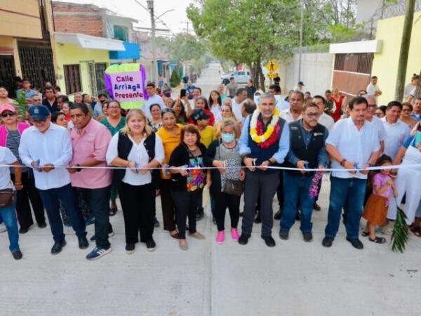 Inaugura Angel Torres más de 440 metros lineales de pavimentación en Las Torres