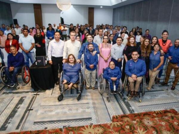 Juan Carlos Moreno Guillén participa en la toma de protesta de Mi Vida en Muletas