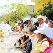 Angel Torres da banderazo de inicio a la pavimentación de la calle Jalisco en Las Granjas