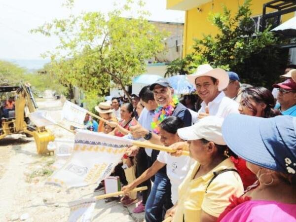 Angel Torres da banderazo de inicio a la pavimentación de la calle Jalisco en Las Granjas