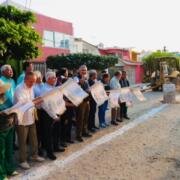 Angel Torres da banderazo de inicio a los trabajos de pavimentación en colonia La Salle