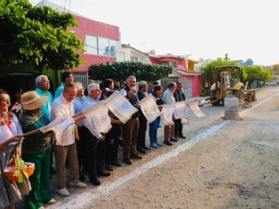 Angel Torres da banderazo de inicio a los trabajos de pavimentación en colonia La Salle