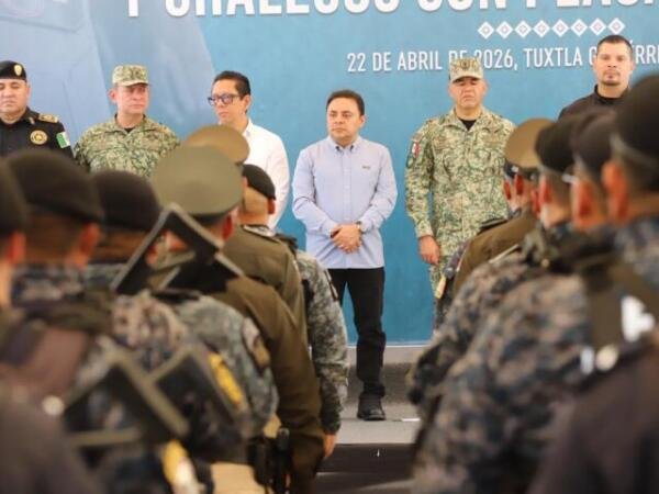Juan Carlos Moreno Guillén asiste a ceremonia de entrega de equipamiento en la Secretaría de Seguridad