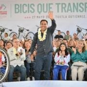 Eduardo Ramírez entrega bicicletas y mochilas a estudiantes de Tuxtla Gutiérrez