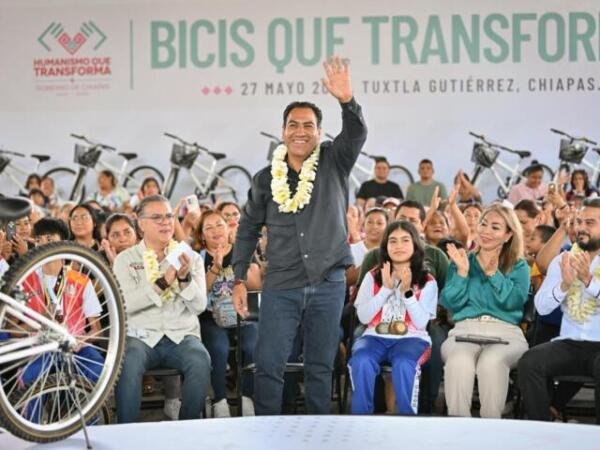 Eduardo Ramírez entrega bicicletas y mochilas a estudiantes de Tuxtla Gutiérrez