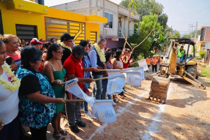 Inicia Angel Torres construcción de calle en la colonia 27 de Febrero

