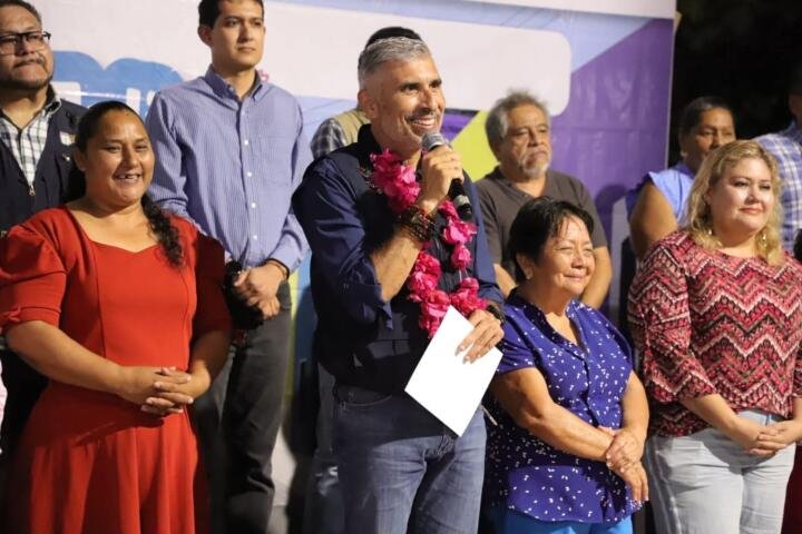 Angel Torres inaugura una calle más; ahora en Montecristo