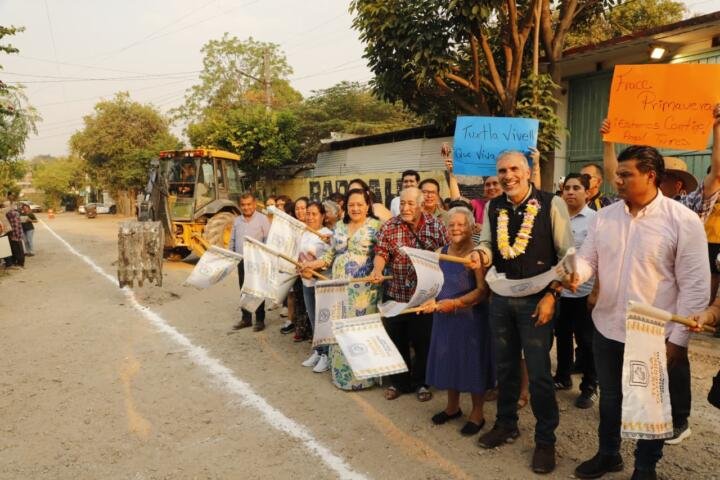 Inicia Angel Torres obra de pavimentación en Barrio San Francisco