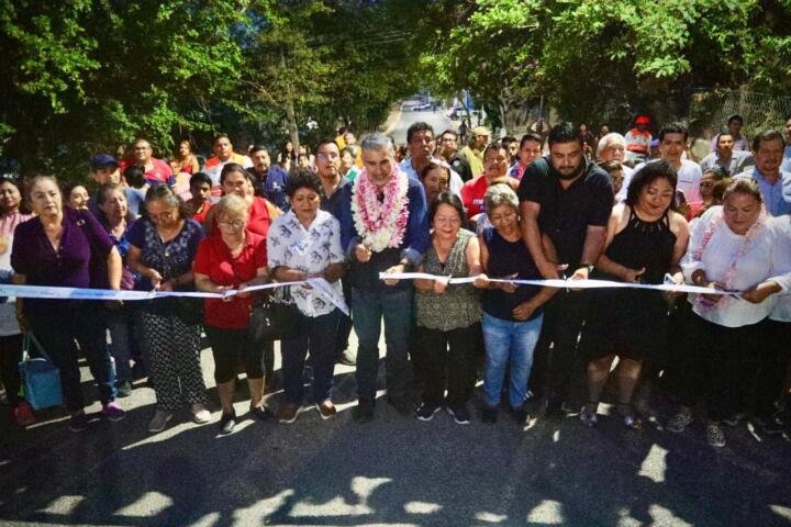Inaugura Angel Torres reencarpetamiento en Lomas del Oriente, en Tuxtla