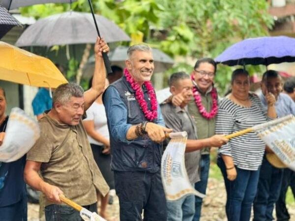 Calles Felices llega a la colonia San Isidro con el presidente Angel Torres