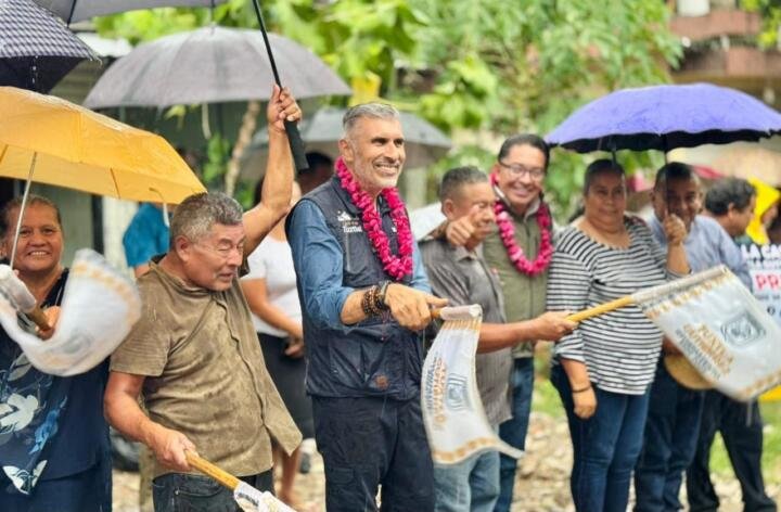 Calles Felices llega a la colonia San Isidro con el presidente Angel Torres