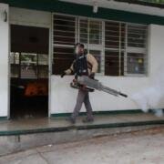 Continuamos fumigando escuelas para proteger a la niñez y al personal docente en Tuxtla: Angel Torres