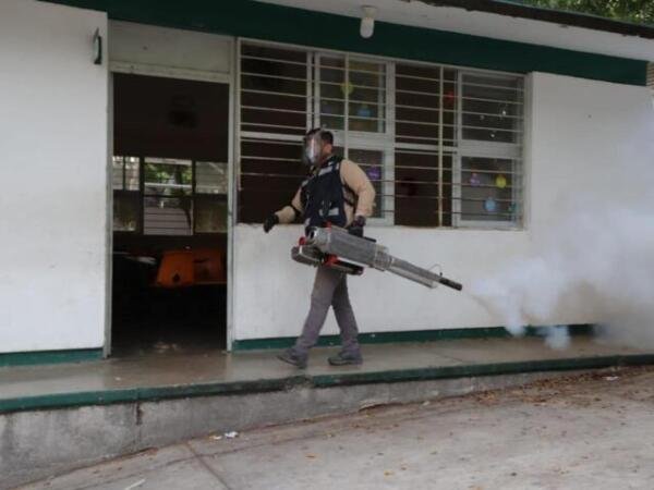 Continuamos fumigando escuelas para proteger a la niñez y al personal docente en Tuxtla: Angel Torres