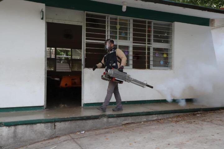 Continuamos fumigando escuelas para proteger a la niñez y al personal docente en Tuxtla: Angel Torres