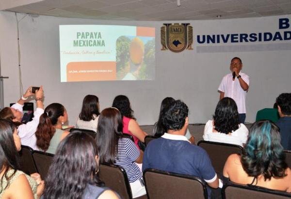 Expertos en frutos tropicales participaron en el Seminario de Investigación del Instituto de Biociencias de la UNACH
