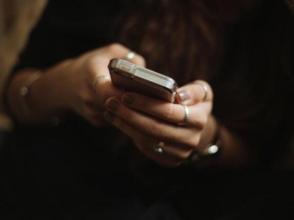 Las dos palabras que nunca debes compartir en una llamada sospechosa, según expertos en ciberseguridad
