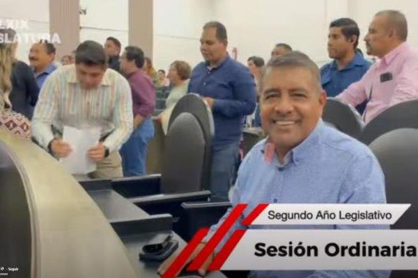 El diputado Javier Jiménez destacó la lectura de una iniciativa en el Congreso del Estado que propone declarar a la marimba como Patrimonio Cultural Inmaterial de Chiapas, con el objetivo de preservar y fortalecer una de las expresiones culturales más representativas de la entidad. La propuesta busca reconocer el valor histórico y social de este instrumento, considerado parte fundamental de la identidad chiapaneca y presente en generaciones de familias, así como en fiestas, plazas y espacios comunitarios de todo el estado. Durante la misma jornada legislativa, las y los diputados aprobaron reformas en materia de transparencia, acceso a la información y protección de datos personales, además de un nuevo reglamento orientado a fortalecer la rendición de cuentas de los sujetos obligados. Estas acciones buscan consolidar mecanismos que favorezcan una mayor apertura institucional y garanticen a la ciudadanía el acceso a la información pública, fortaleciendo la confianza en las instituciones y el ejercicio de la rendición de cuentas.