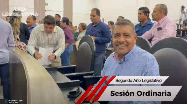El diputado Javier Jiménez destacó la lectura de una iniciativa en el Congreso del Estado que propone declarar a la marimba como Patrimonio Cultural Inmaterial de Chiapas, con el objetivo de preservar y fortalecer una de las expresiones culturales más representativas de la entidad.
La propuesta busca reconocer el valor histórico y social de este instrumento, considerado parte fundamental de la identidad chiapaneca y presente en generaciones de familias, así como en fiestas, plazas y espacios comunitarios de todo el estado.
Durante la misma jornada legislativa, las y los diputados aprobaron reformas en materia de transparencia, acceso a la información y protección de datos personales, además de un nuevo reglamento orientado a fortalecer la rendición de cuentas de los sujetos obligados.
Estas acciones buscan consolidar mecanismos que favorezcan una mayor apertura institucional y garanticen a la ciudadanía el acceso a la información pública, fortaleciendo la confianza en las instituciones y el ejercicio de la rendición de cuentas.