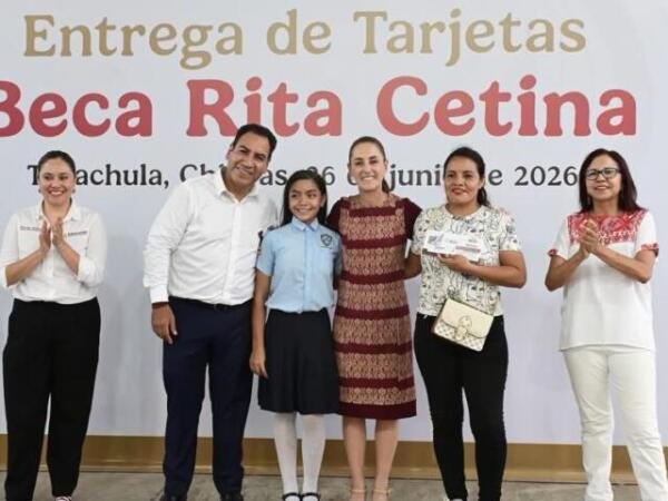En Tapachula, presidenta Claudia Sheinbaum entrega tarjetas de la Beca Rita Cetina
